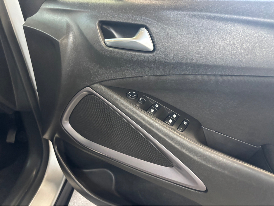 2023 Opel Crossland X - image 6