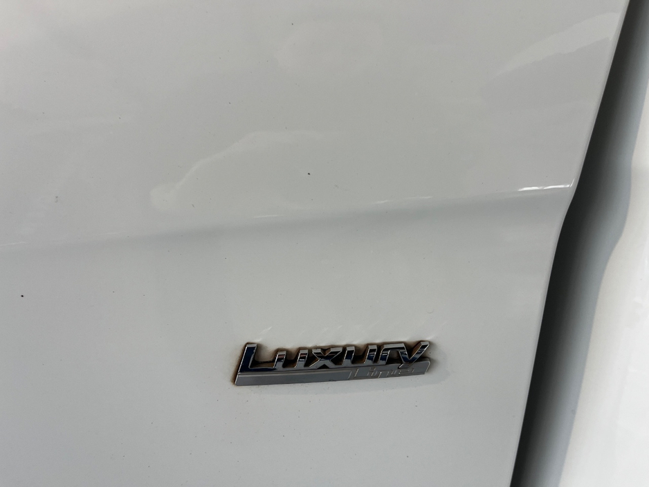 2017 BMW 3 Series - image 9