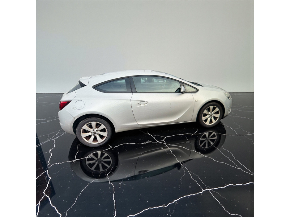2012 Opel Astra - image 11