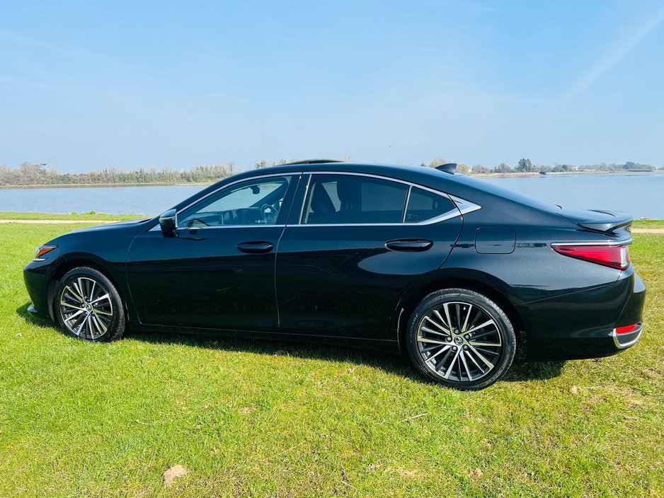 2023 Lexus ES 300 H - image 9