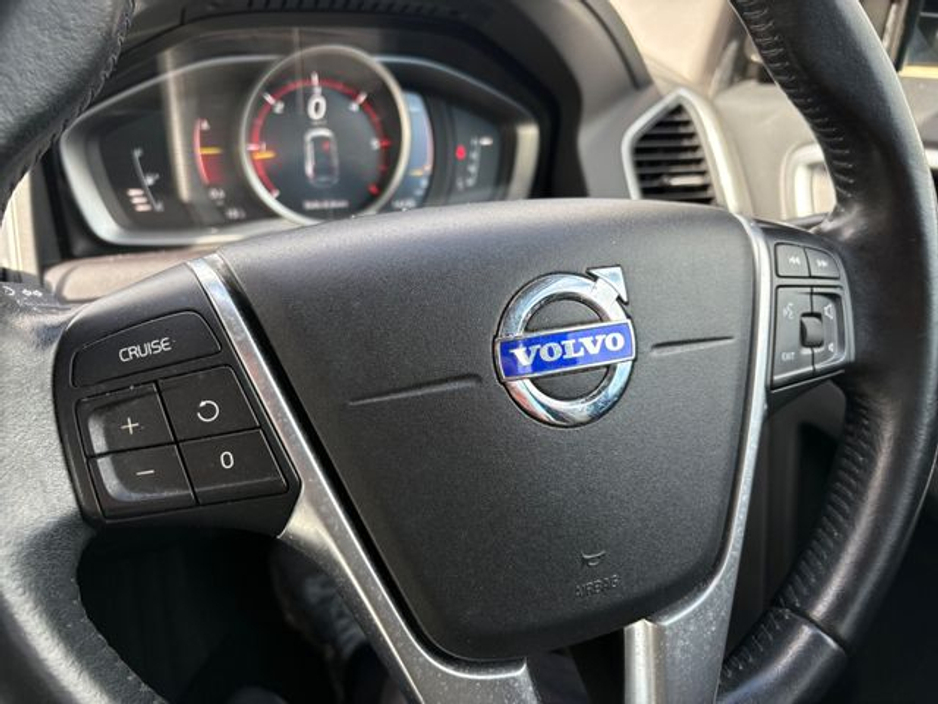 2016 Volvo XC60 - image 25