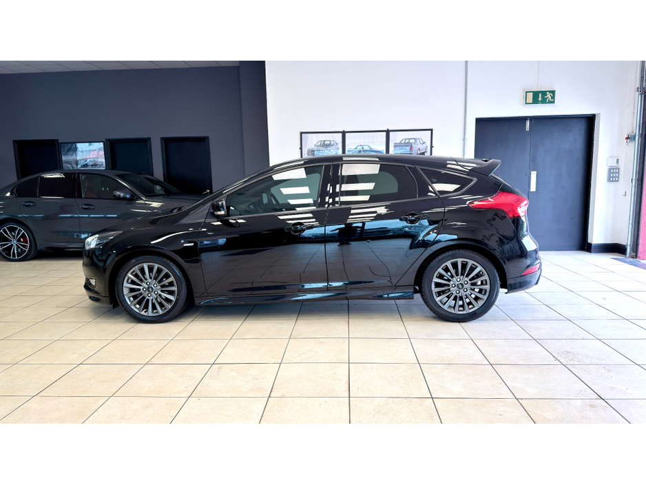 2017 Ford Focus - image 22