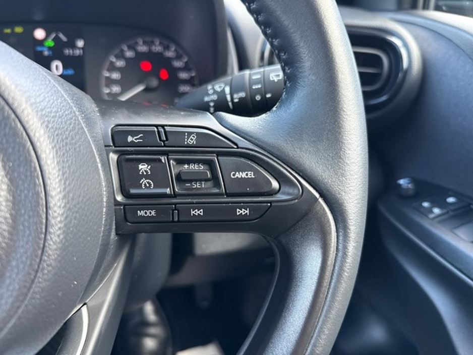 2023 Toyota Yaris HYBRID LUNA // REAR CAMERA // TOYOTA SAFETY SENSE // BLUETOOTH // AIR CON // FULL WARRANTY €23,945