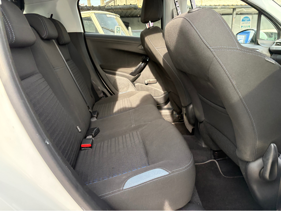 2014 Peugeot 208 - image 7
