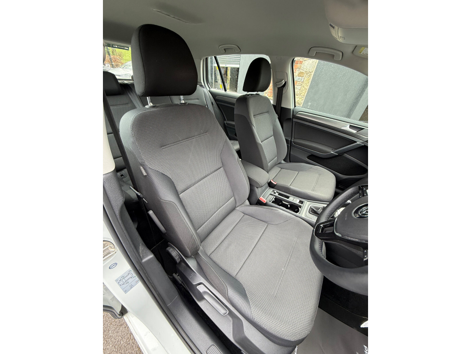 2013 Volkswagen Golf - image 10