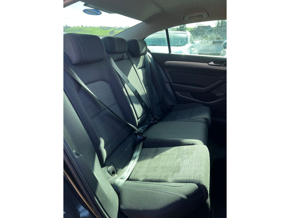 2022 Volkswagen Passat - image 10