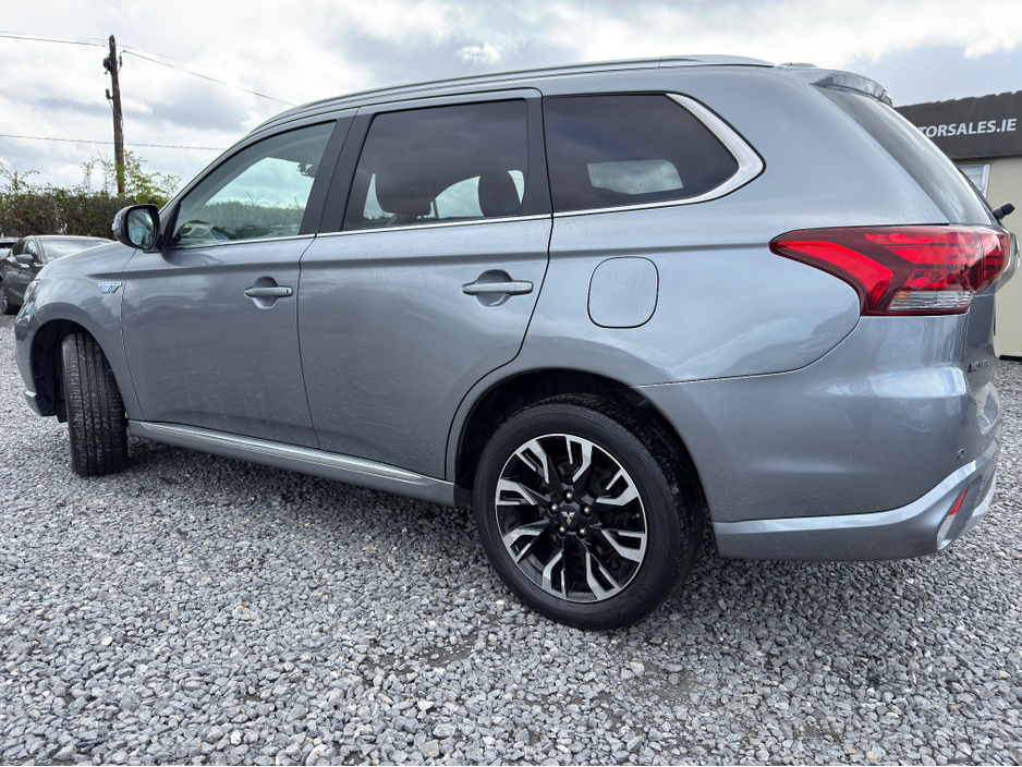 2016 Mitsubishi Outlander - image 3
