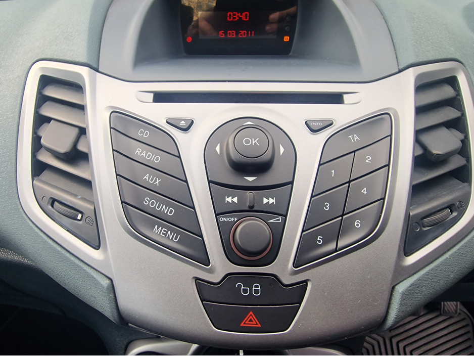 2011 Ford Fiesta - image 21
