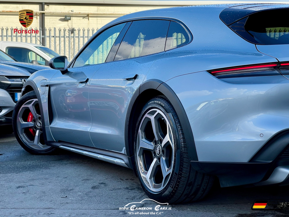 2022 Porsche Taycan - image 9