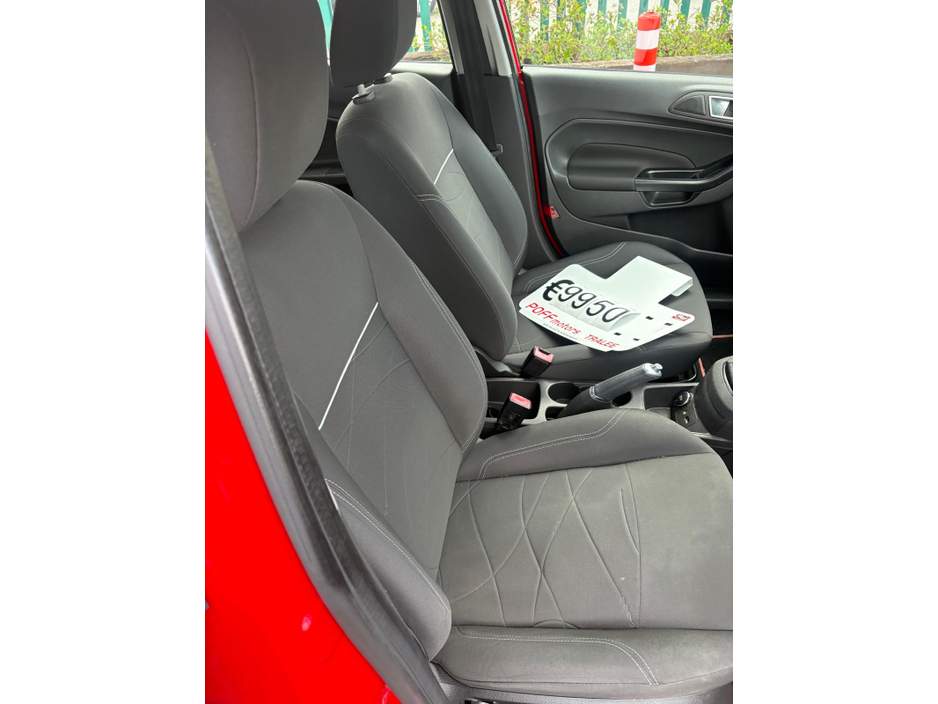 2016 Ford Fiesta - image 6