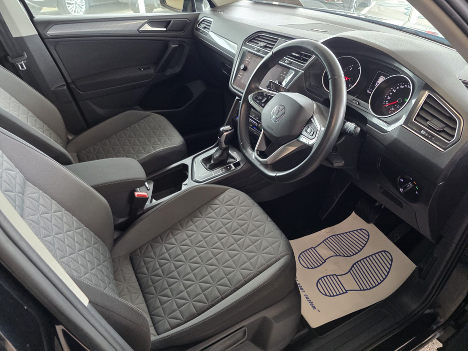 2023 Volkswagen Tiguan - image 9