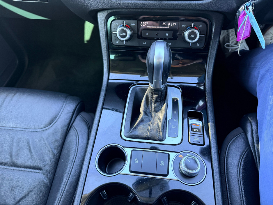 2015 Volkswagen Touareg - image 18