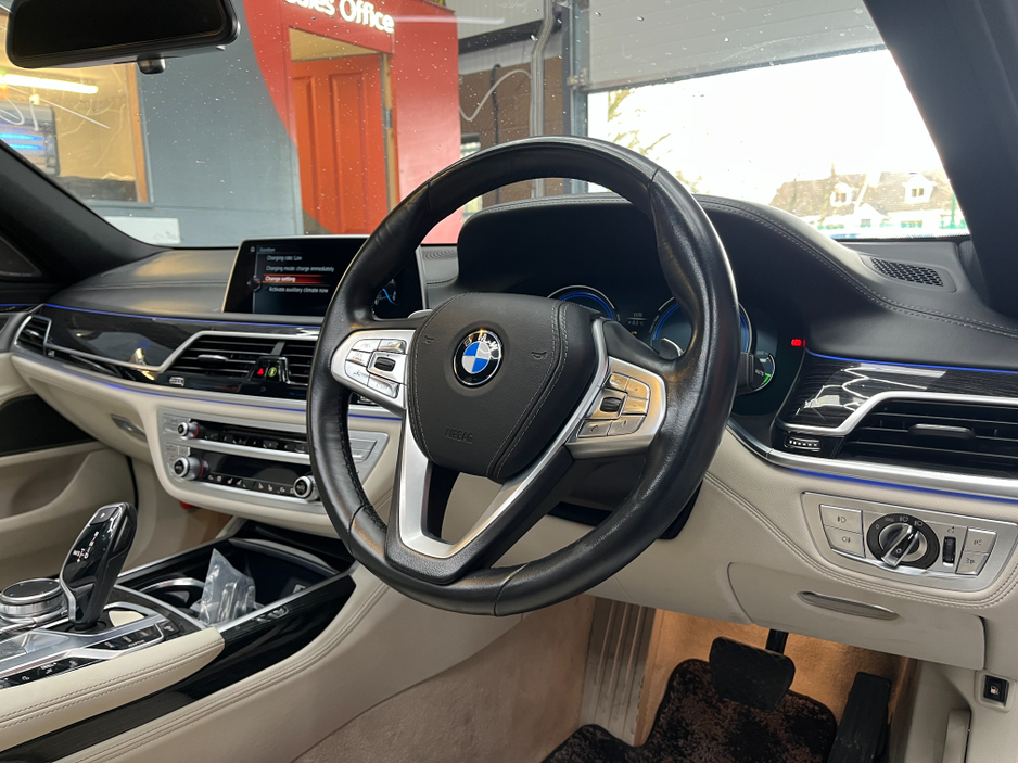 2016 BMW 7 Series - image 10