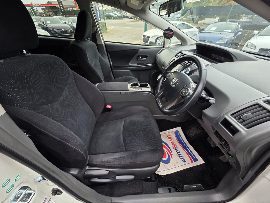 2014 Toyota Prius Alpha - image 22