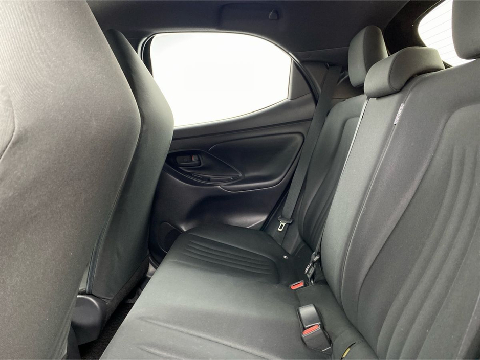 2021 Toyota Yaris - image 7