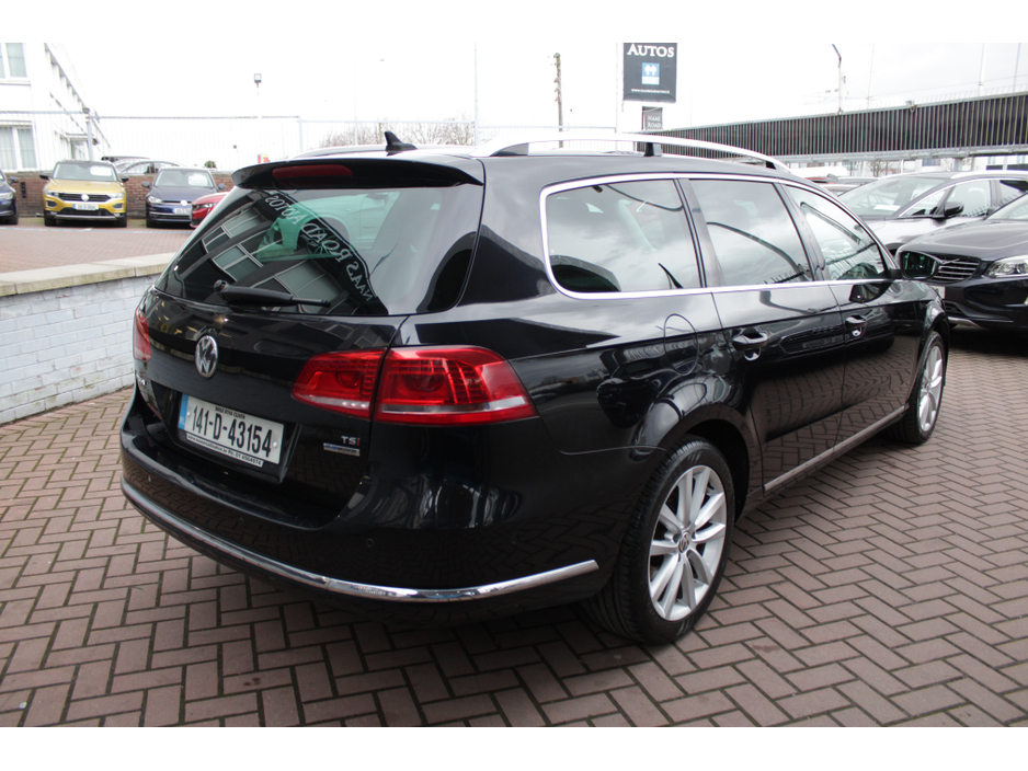 2014 Volkswagen Passat - image 4