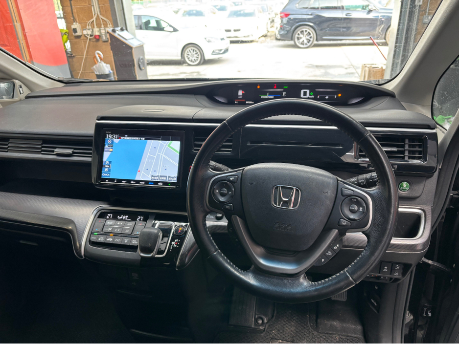 2021 Honda Stepwagon - image 11