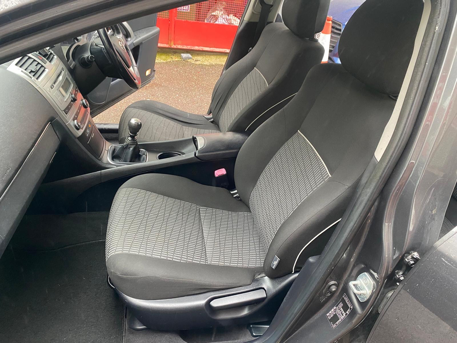 2013 Toyota Avensis - image 11