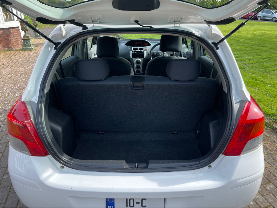 2010 Toyota Yaris - image 6