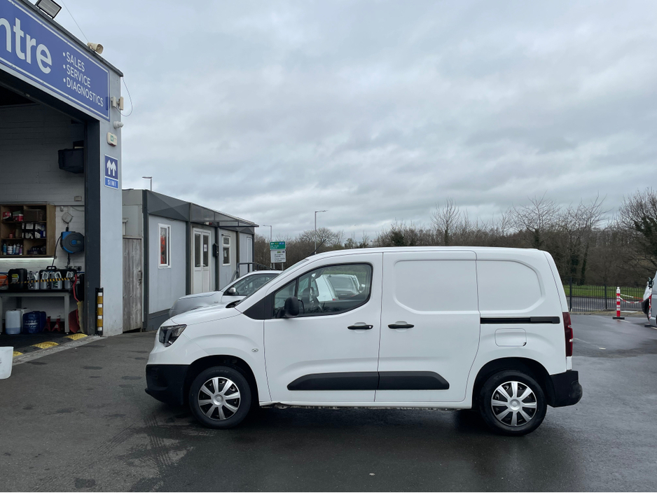 2021 Opel Combo - image 11