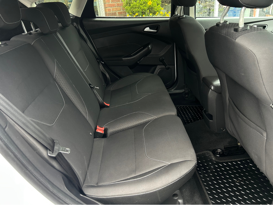 2017 Ford Focus - image 11