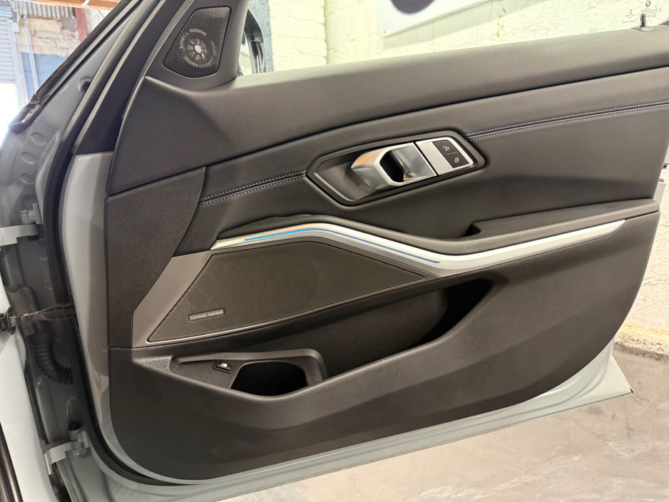 2022 BMW 3 Series - image 11