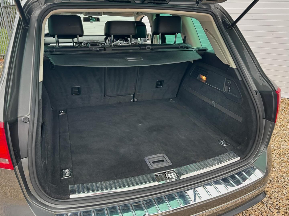 2016 Volkswagen Touareg - image 6