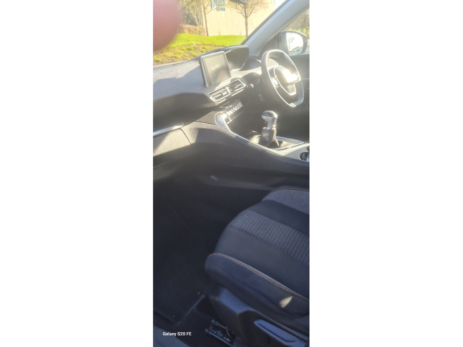 2017 Peugeot 3008 - image 3