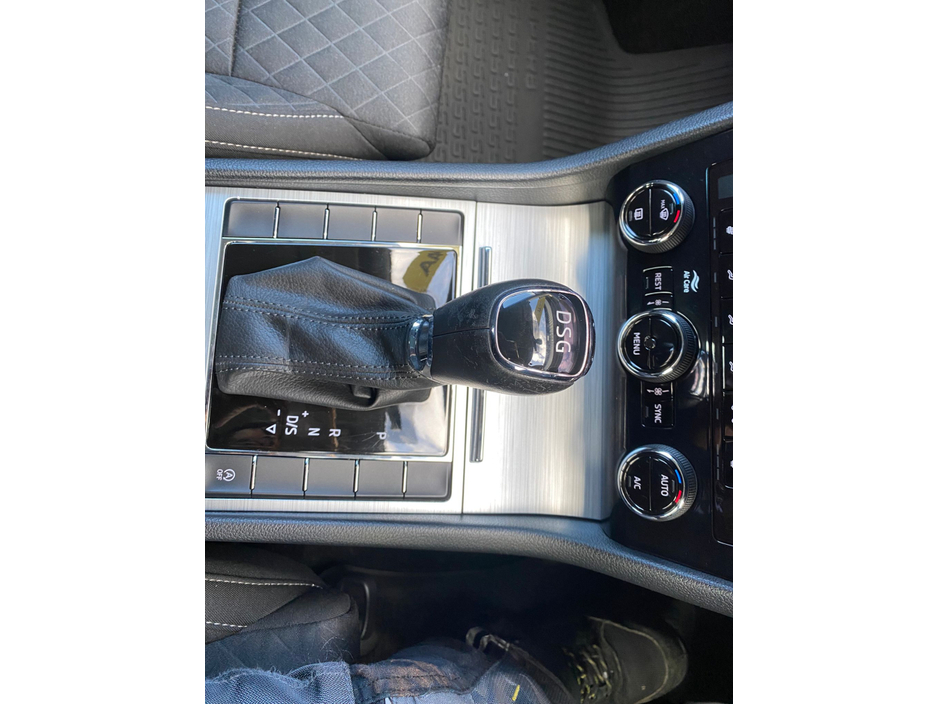 2020 Skoda Superb - image 18