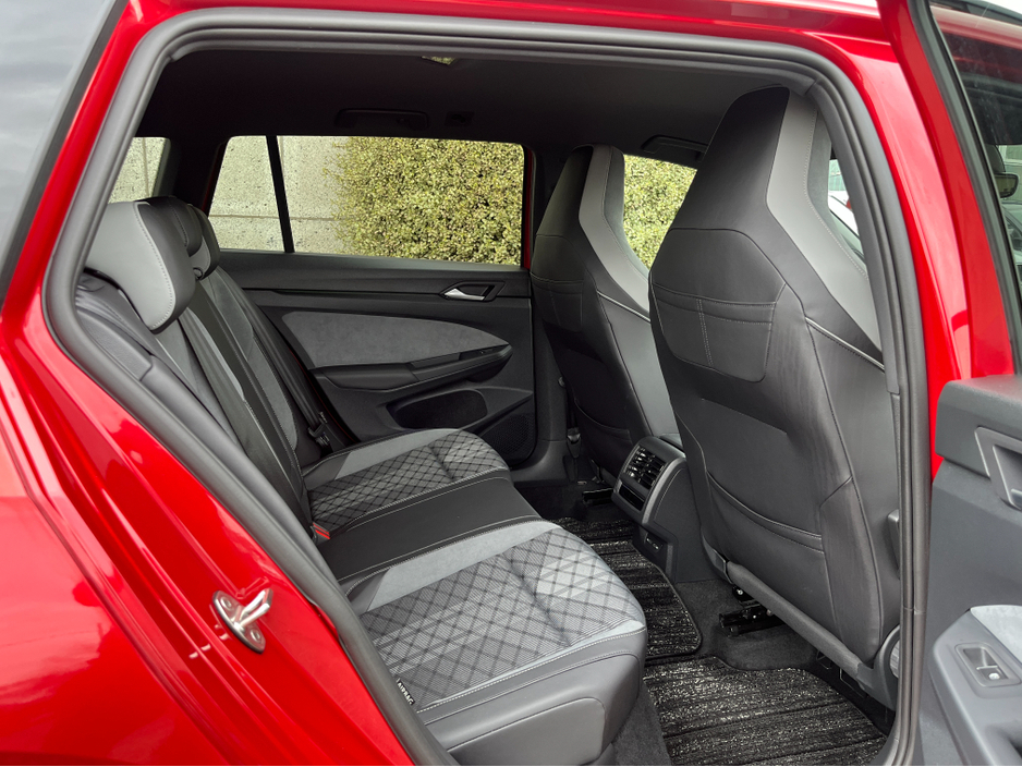 2022 Volkswagen Golf - image 10