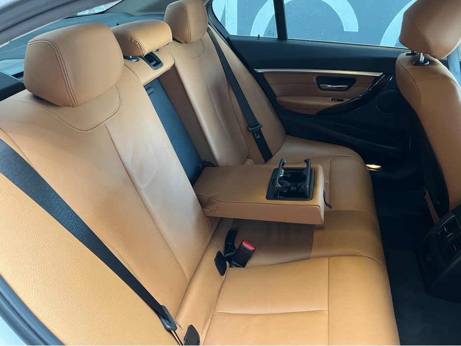 2018 BMW 3 Series - image 15