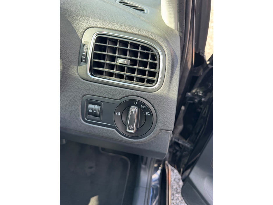 2015 Volkswagen Polo - image 12