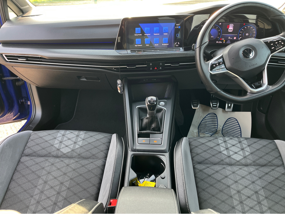 2022 Volkswagen Golf - image 12