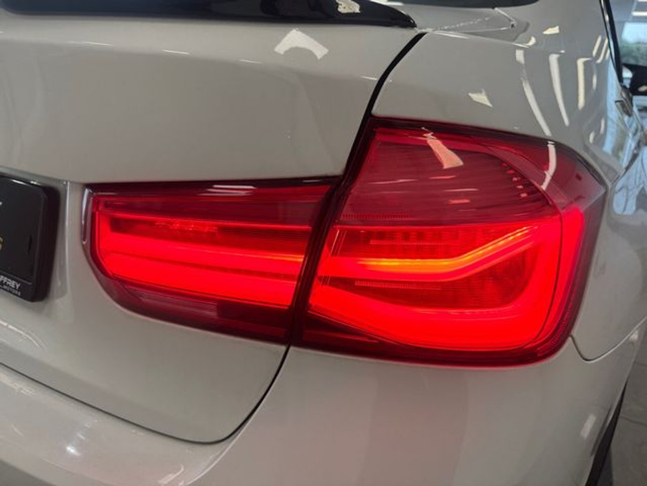 2015 BMW 3 Series - image 19