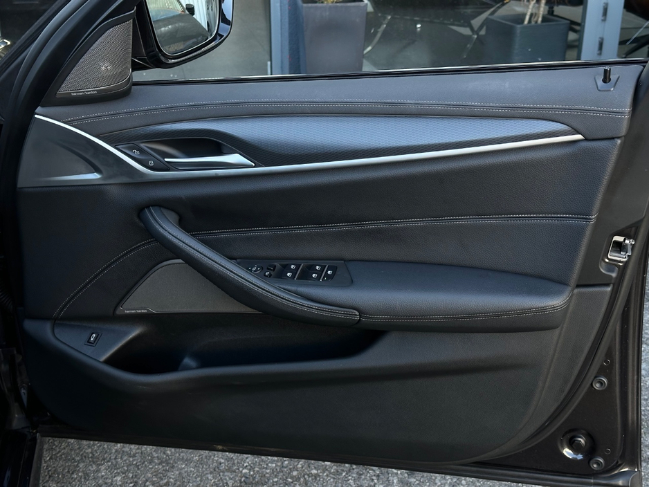 2023 BMW 5 Series - image 17