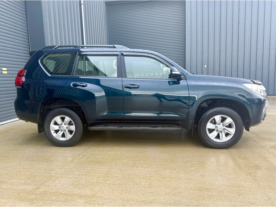 2018 Toyota Landcruiser - image 5