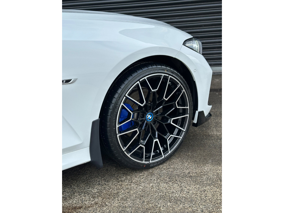 2022 BMW 3 Series - image 9