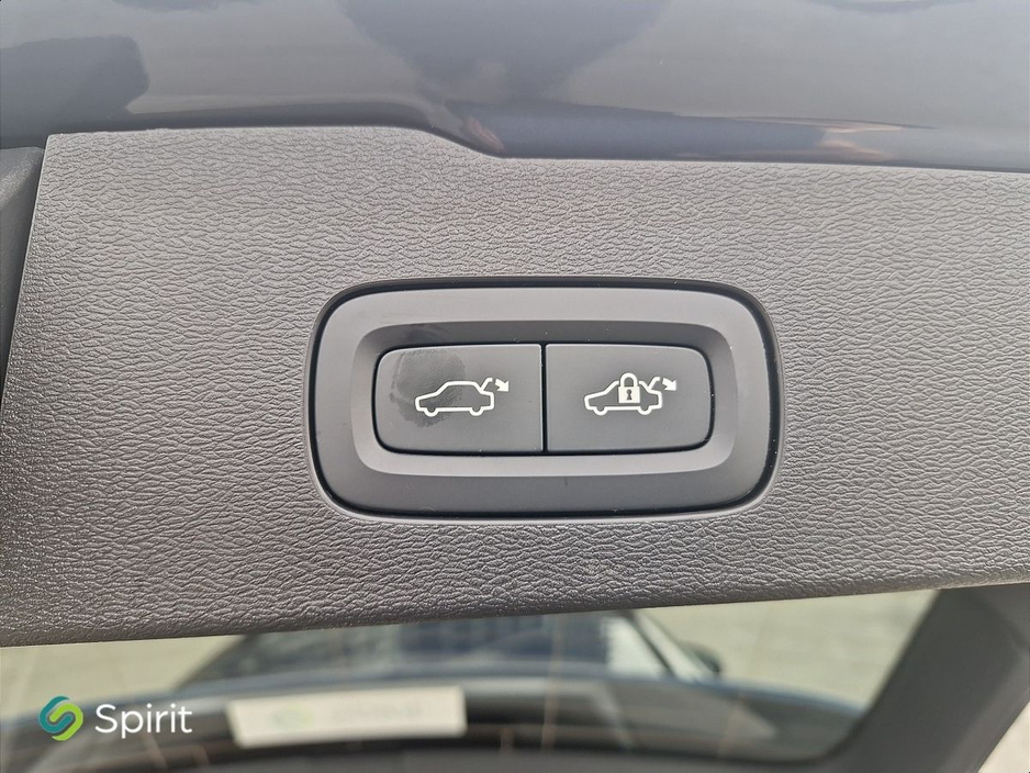 2025 Volvo V60 - image 16