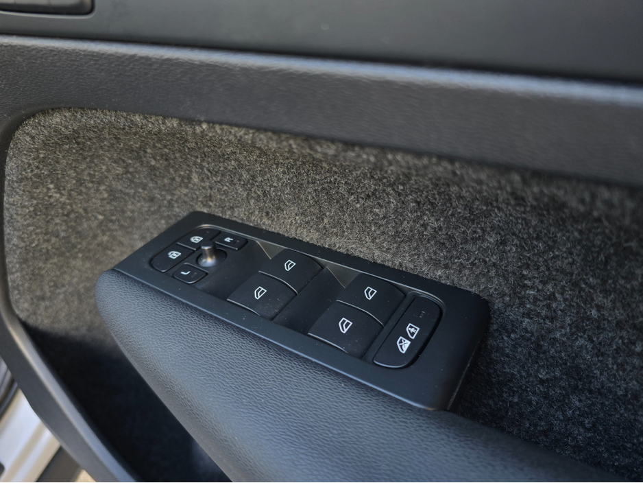 2023 Volvo XC40 - image 22