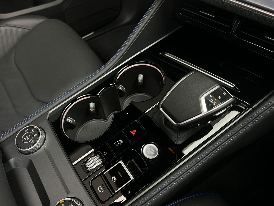 2025 Volkswagen Touareg - image 22