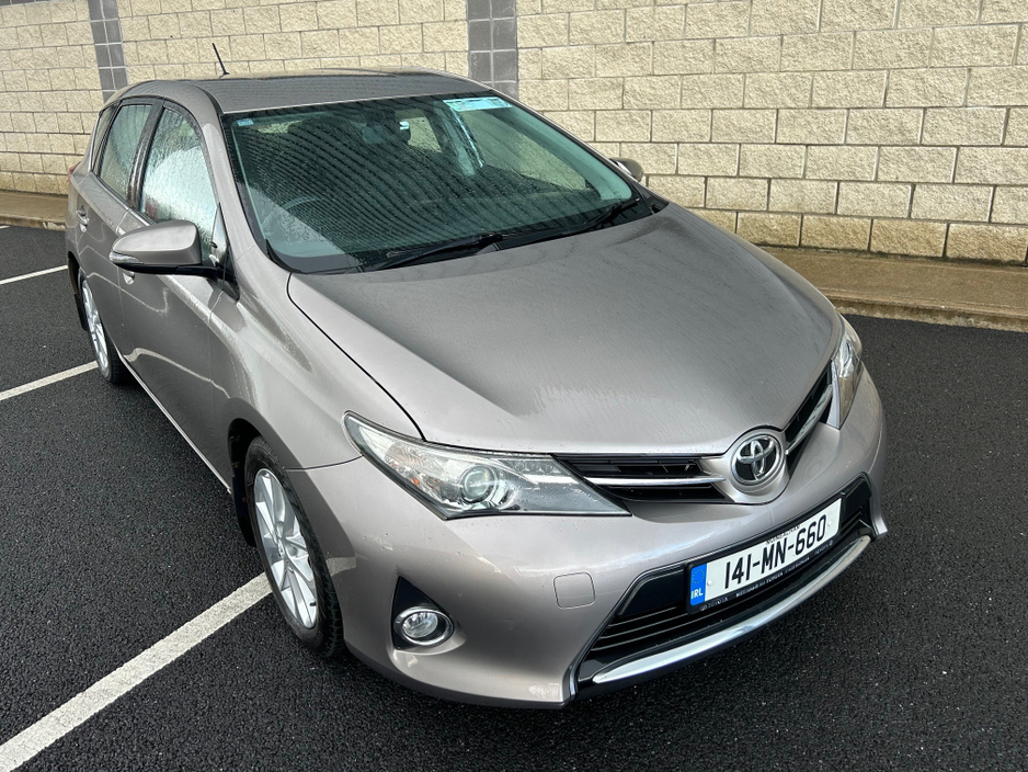 2014 Toyota Auris - image 4