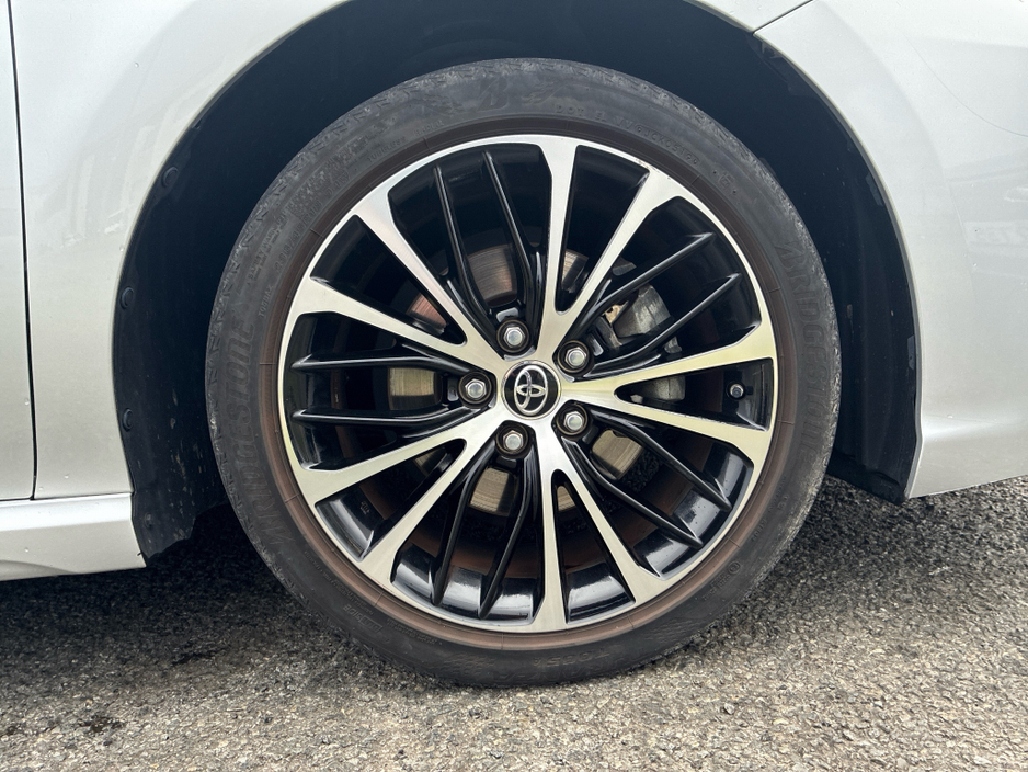 2019 Toyota Camry - image 5