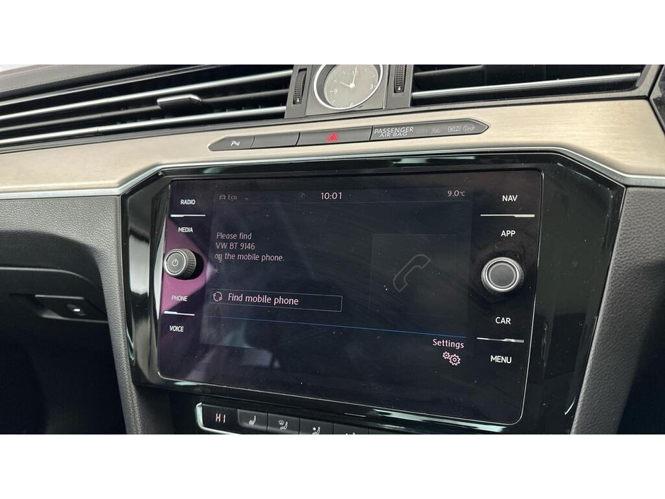 2018 Volkswagen Passat - image 8