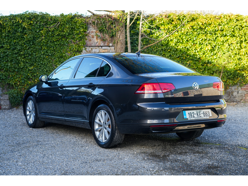 2019 Volkswagen Passat - image 3