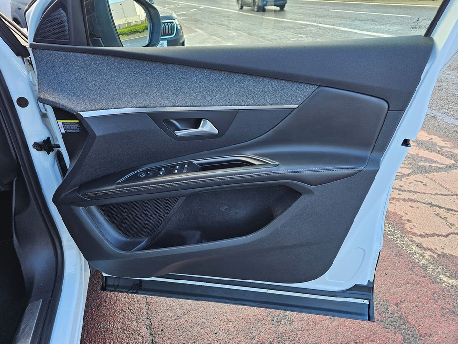 2018 Peugeot 5008 - image 10
