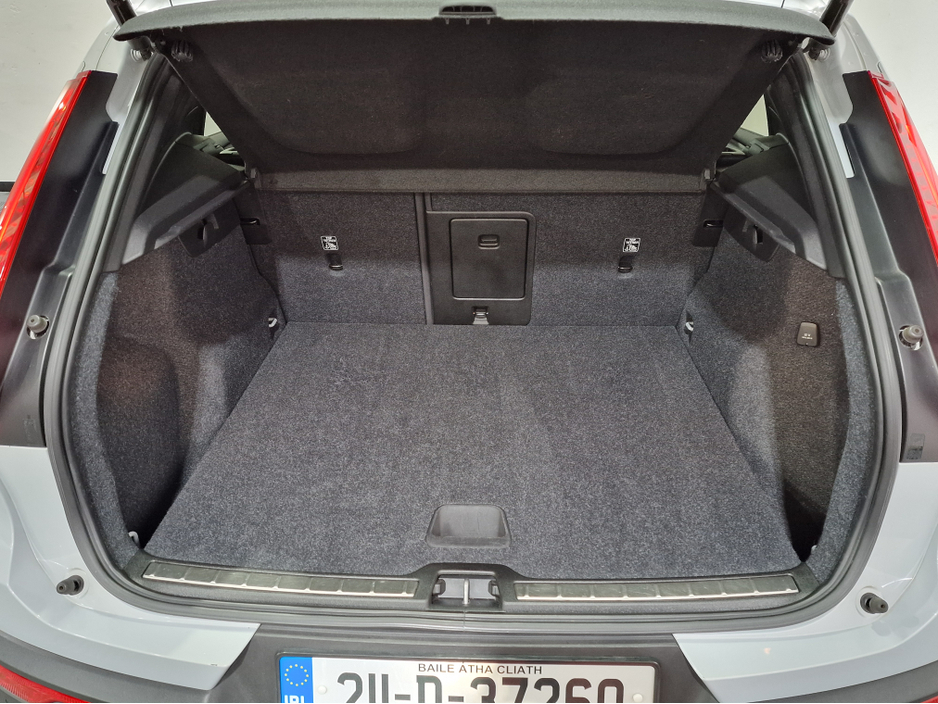 2021 Volvo XC40 - image 13