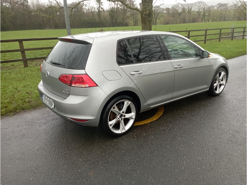 2015 Volkswagen Golf - image 8