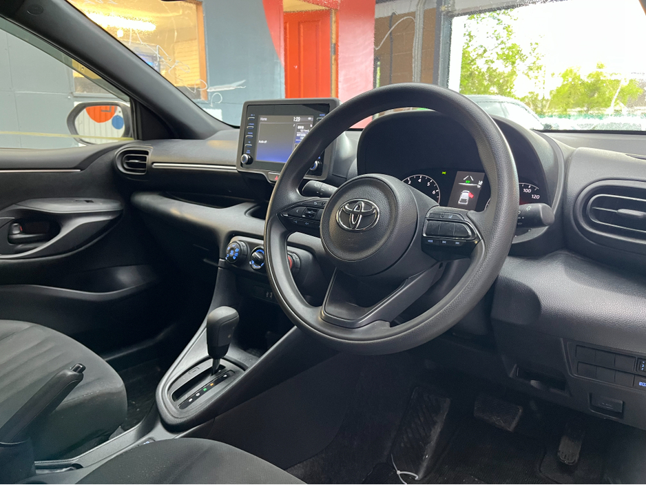 2023 Toyota Yaris - image 8