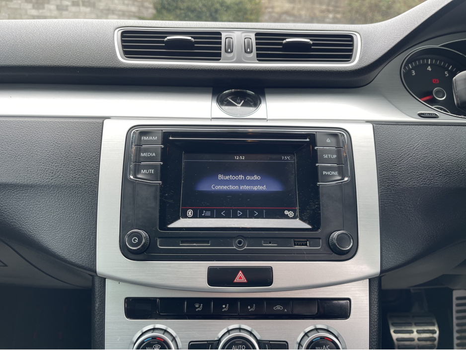 2015 Volkswagen Passat - image 14