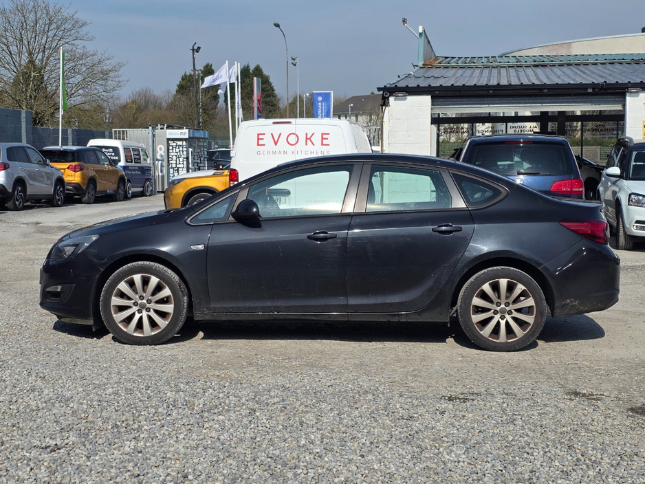 2013 Opel Astra - image 4